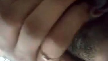 Wet Indian girl fingering pussy viral nude show