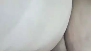 Delhi milf records her nude MMS showing boobs and cunt