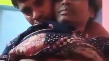Pervert squeezes mature lady’s boobs in desi aunty sex MMS