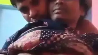 Pervert squeezes mature lady’s boobs in desi aunty sex MMS