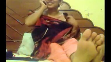 Cleavage shown by young teen girl