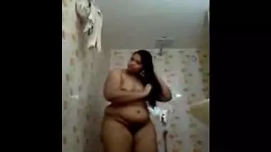 bbw wife oiling her hair nude in bathroom