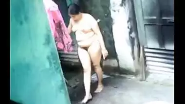 Desi big ass aunty outdoor bath captured by neighbor