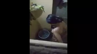 Desi teen caught in bathtube
