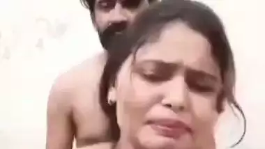 Husband bangs his nude wife’s pussy in the desi sex video