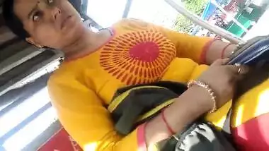 indian housewife bouncing huge boobs