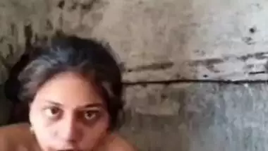 Desi Bhabi make her own bath video