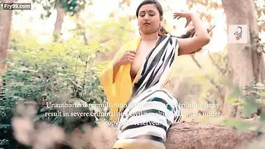 Moni Latest Topless Saree Video