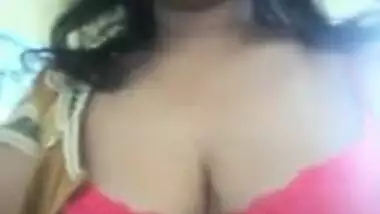 Hot Mallu Aunty Showing Her Saggy Boobs