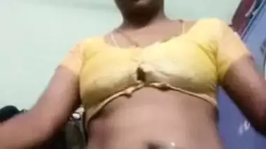 Tamil aunty stripping her saree