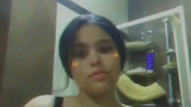 Pakistani girl in Gulf showing round big boobs