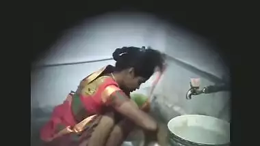 Desi village bhabi XXX spy cam catches aunty in saree pissing