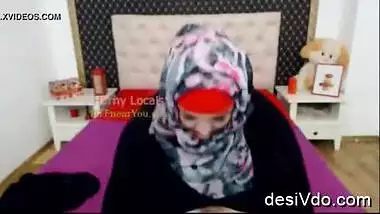 Desi Hijab Aunty on Cam Inserting Big Toy in Pussy Hard