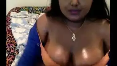 Big boobs desi slut is teasing and satisfying her fans on webcam