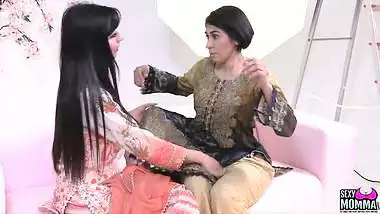 ???? BEAUTIFUL MOMMA - Aaliyah Schools Step Mommy Sahara on Sex Toys