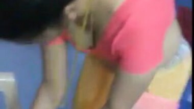 Aunty correcting her saree exposing her boobs and navel