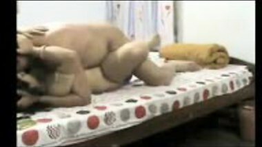 Indian MILF gets her pussy pumped in bed