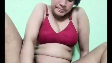 Desi lady’s masturbation MMS with a big brinjal
