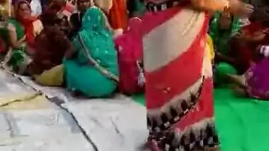 Sexy Marwadi Aunty Dancing Showing Boobs