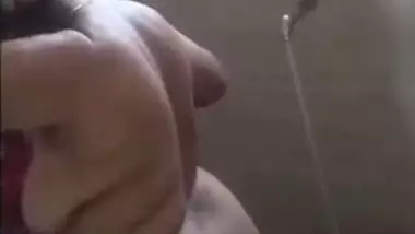 Big ass mature Indian aunty bathing videos online