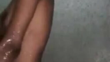 hot girl recording bathing