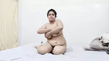 Hot naked XXX show of chubby Pakistani wife shaking her XXX melons