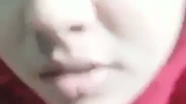 Hijab girl opens bra and round boobs show on cam