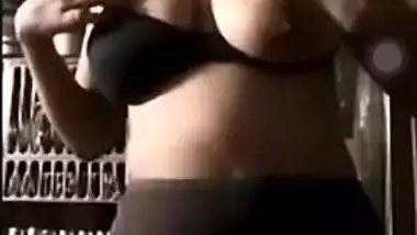 Desi hot girl show her big boob