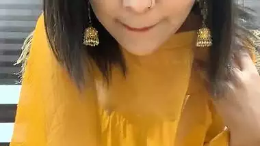 Sexy Girl in Salwar showing her Boobs