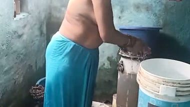 Mature aunty topless bathing caught on camera