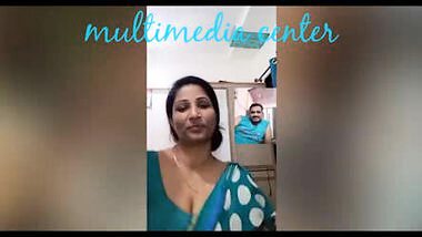 Hot Desi aunty saree navel show