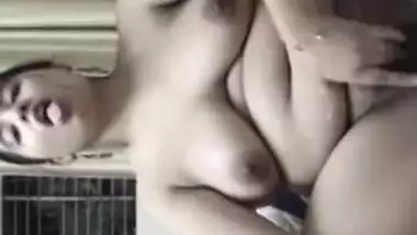 Chubby desi XXX bitch masturbating her fat pussy on cam