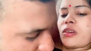 Cheating wife fucks her husband’s friend in desi porn