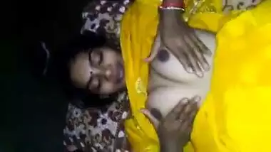 Desi52 bhabhi indian aunty show new yellow saree in village