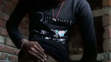 Dehati sex girl shaving pussy in standing state