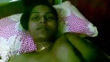 Indian MILF strips and shows her nude body