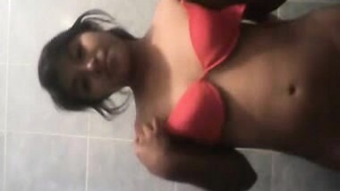 Cute chick shows off her naked body