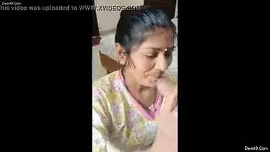 Mature desi maid blowjob to young guy