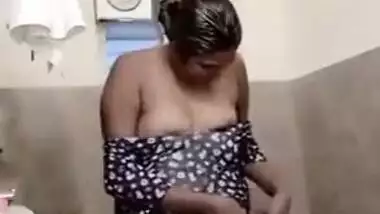 Desi woman records XXX clip of how she changes clothes in bathroom