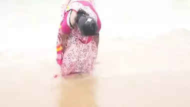 wet aunty at juhu beach 2