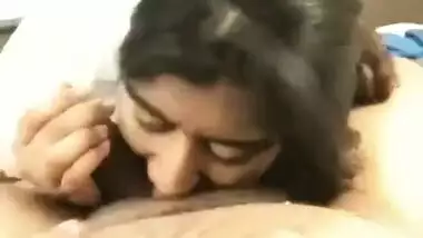 Cameraguy cums because of Desi girlfriend's greedy mouth and hand