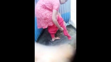 Desi teen showing her sexy gand after the bath