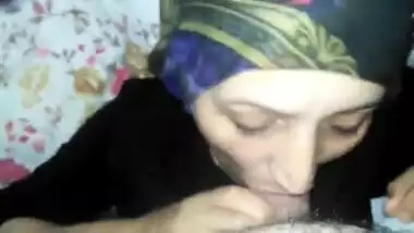 Desi sautheli ammi jaan suck beta cock BJ hijab paki muslim