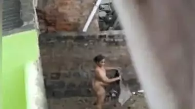 Desi milf Nude Captured Secretly While Bathing on Outdoor