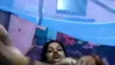 Super-horny Desi woman masturbates thinking about XXX peppers