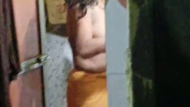 Bhabhi removing blouse and viral boobs show caught