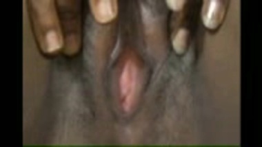 N.Indian Aunty taking BEER , expose her Pussy 