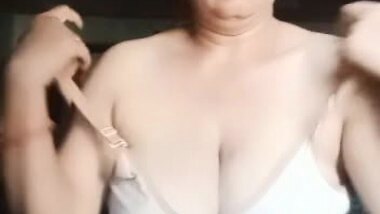 Mature Village Aunty Striptease Topless Viral MMS