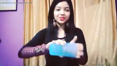 Cute Desi Indian girl Singing !!