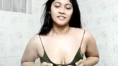 Pantyless Desi girl enjoying shower dance on cam
